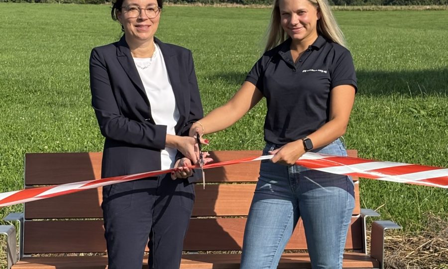 Einweihung Sitzbank gefördert durch Volksbank Berg eG